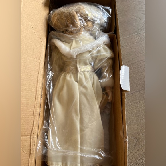 Vintage Winter Porcelain Doll, Lauren, Heritage Signature Collection - Picture 10 of 16